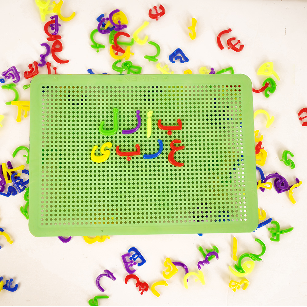 لوحة دبابيس الحروف